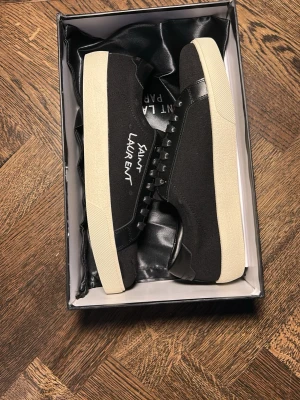 Svarta Saint Laurent sneakers - Svarta  Saint laurent skor. Dust bag och box kommer med 