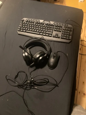 Svarta over-ear hörlurar med sladd plus mus och tangentbord - Säljer ett par svarta over-ear hörlurar med kabel. (Mus och tangentbordet med RGB lights. De har en klassisk rund form och vadderade kåpor för extra komfort. Perfekta för gaming eller musiklyssning. Passar till dator eller andra enheter med 3,5 mm uttag. Hämtas i Västerås Flocksta 3 helst swhis.