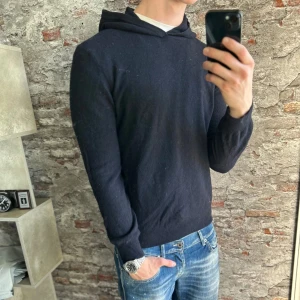 Oscar Jacobson Kashmirhoodie|S - Mycket fint skick, Storlek XS men passar också S, passar dig som är mellan 170-183 ungefär. Nypris ca 2000kr. Modellen är 185 cm, 79 kg. Passar bra nu till vintern. Skriv för mer information!🤝 Den har en vit fläck på framsidan skriv för bild går nog bort i rätt tvätt skriv för bild osv 