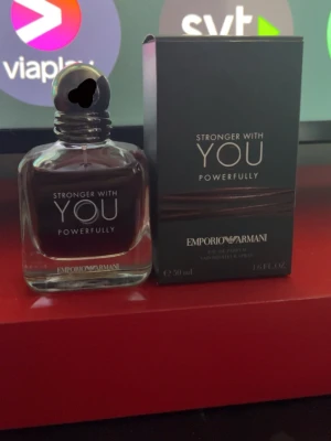  Stronger With You Powerfully - Emporio Armani Stronger With You Powerfully är en elegant parfym i en stilren glasflaska med mörkbrun vätska och silverfärgad kork. Flaskan rymmer 50 ml och kommer i en matchande svart kartong med guldtext. Perfekt för dig som gillar exklusiva dofter.