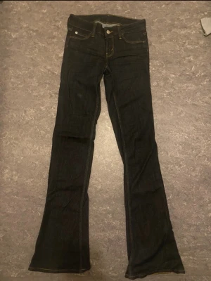 marinblå bootcut jeans med låg midja - Jättefina jeans från weekday som knappast är använda i storlek 27/34💕