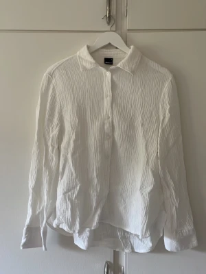 Vit skjorta - Vit skjorta från Gina Tricot stl S i fint skick.