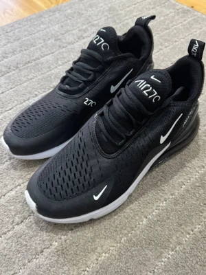 Nike 270 - Strl 42. Använd 1 gång.