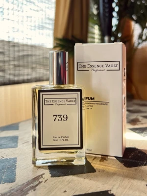The Essence Vault 739 Eau de Parfum, 30ml - The Essence Vault 739 Eau de Parfum i 30 ml flaska. Parfymen kommer i en stilren, rektangulär glasflaska med silverfärgad spraykork och matchande vit kartong. Doften är inspirerad av designerparfymer och tillverkad i Storbritannien. Ny, bara testad