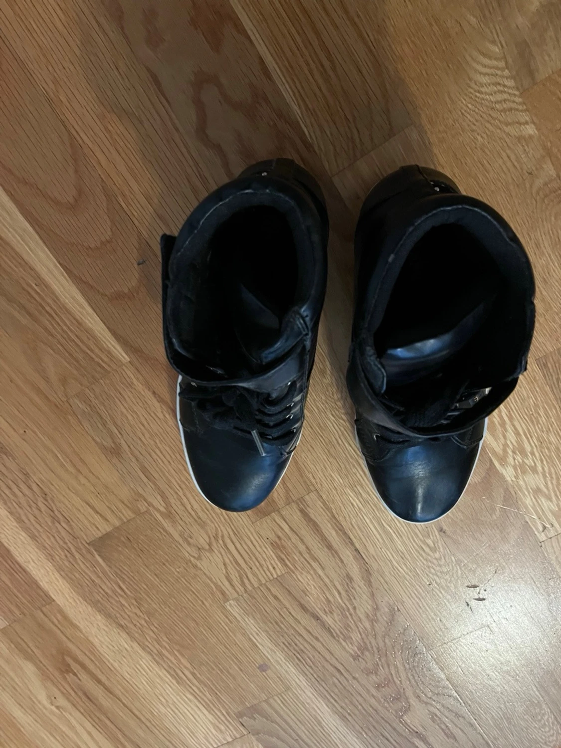 Svarta sneakers med nitar och dragkedja - 4