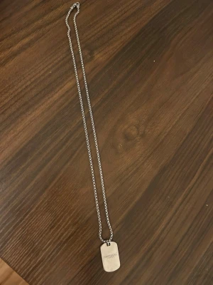 Smycken säljes styck och paket - Halsband Northskull London i silverfärgad metall, pärlhalsband, Morrisklocka, Thomas Sabo armband i silver och guld, 2 olika halsband från… går att köpa styck men även paket, kom privat för pris!!! Från 300kr! Nypris: från 800kr