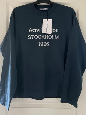 Acne Studios ~ sweatshirt  - Säljer denna sweatshirten då jag behöver rensa lite!   Den är helt felfri och är sjukt snygg, bra passform och den är i storlek S, dom är som sagt stora i storleken så passar dig som är 165-190 beroende på vilken passform!   Skriv gärna vid frågor och funderingar.  Med vänliga hälsningar! 