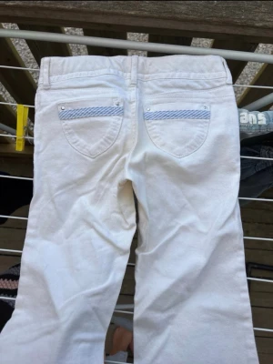Jeans - Jeans från Tommy Hilfiger i storlek 7 vilket motsvarar 122-128cm