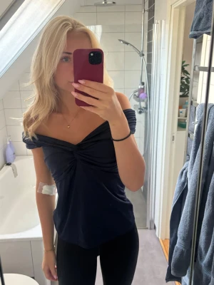 Mörkblå offshoulder topp - Säljer denna otroliga topp från H&M, köpte för något år sedan och knappt använt den❤️ skriv privat för mer bilder eller frågor ❤️