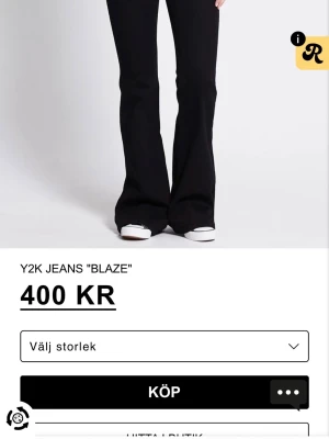 Svarta utsvängda jeans - Snygga svarta low waist jeans