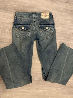 True religion joey jeans  - Säljer true religion jeans i modellen joey. Jeansen är low rise flare.💞Storlek 23. Förkortade!! Innersömmen är 79 cm.