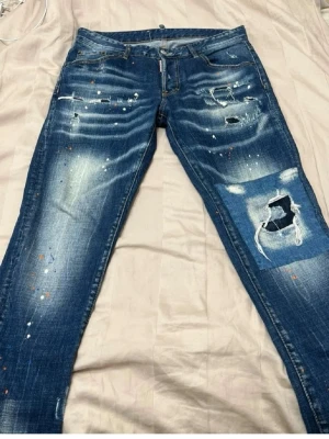 Blå distressed jeans från Dsquared2 - I vanliga jeans är de storlek 32