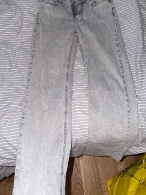 Ljusgrå raka jeans - Säljer ett par ljusgrå jeans med rak passform. Ni ser storleken på sista bilden men ja vet inte riktigt vad det blir i vanlig storlek därför har jag fyllt i 40. De är i fint skick