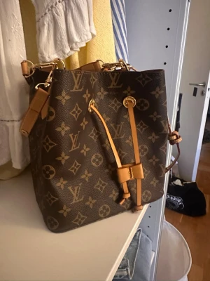 Bucket bag  - Köpt från Plick , superfint skick och inga defekter. Får plats med mer en vad man tror ❣️