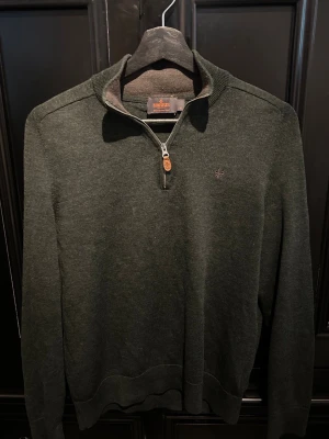 Morris halfzip mörkgrön  - Mörkgrön stickad tröja från Morris med halv dragkedja och ståkrage. 10/10 skick, använts max 5 gånger 