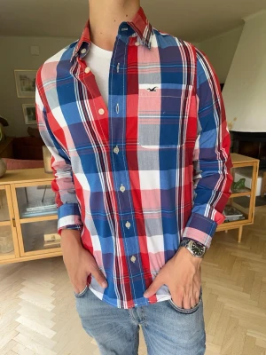 Hollister skjorta vintage röd blå herr - ❤️💙 Hollister skjorta i mycket fint skick. Klassisk rutig modell med skön passform. Perfekt till vardag, fest eller lager-på-lager. #hollister #skjorta #rutigskjorta #preppy #casual #streetwear #vintage #herr #unisex #mode #vinted #fynd #blåröd #medium #m. Passar dig som är 173-186cm