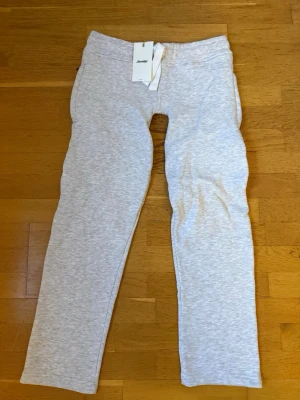Ljusgrå mjukisbyxor Russemerch - Snygga ljusgrå mjukisbyxor från Russemerch med dragsko i midjan och raka ben. Tillverkade i mjukt och bekvämt material, perfekta för chill dagar. Klassisk passform och diskret design som funkar till det mesta. Dom är omsydda som man kan se på bilden för att passa lite mer lågmidjat!! Omsydda själv dock av mig!!