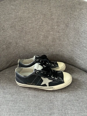Golden goose skor - Riktigt snygga skor, använda väldigt få gånger dustabg tillkommer vid köp, nypris 5000kr säljs för endast 2399kr