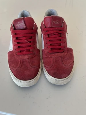 Röda Valentino flycrews  - Röda valentino flycrews i mocka                         Strlk 41.5.                                                                    Rätt så bra skick förutom att det saknas 3 nitar totalt och att en sömn har börjat släppa lite där framme på skon vilken inte märks av vid andvändning. Innersulan är utbyt. 