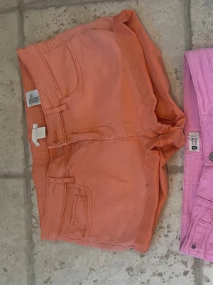 Två par färgglada shorts - Säljer två par shorts i strl S/M. Båda två för 100kr