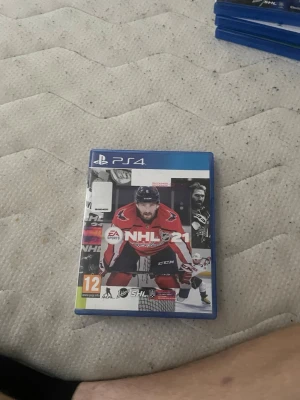 NHL 21 till PS4 - Säljer spelet NHL 21 till PlayStation 4. Ishockeyspel med omslag i blå plastfodral och coolt motiv på framsidan. Perfekt för dig som gillar sportspel och vill utmana kompisarna på isen. Innehåller skiva och fodral.
