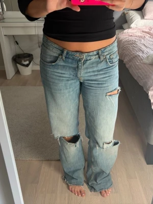 Zara baggy jeans  - Säljer dessa fina jeans från Zara, (bilden är endast för att visa jeansen utan dem jag säljer ät knappast använda) men de passar inte mig💗