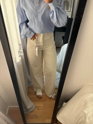 Creamfärgade jeans  - Säljer dessa superfina jeansen från Zara.  Helt ny med prislappen kvar! Man kan ha de både vanligt och uppvikta❤️ finns inte längre att köpa!