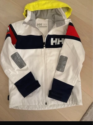 SÖKER - jag SÖKER denna jacka från Helly Hansen i storlek 176 eller storlek S