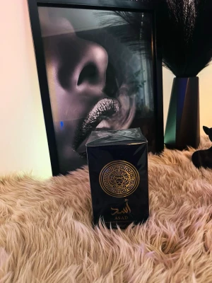Lattafa Asad – En doft av ren kraft och elegans! 🔥 (100 ml) - Säljer en lyxig och kraftfull eau de parfum för dig som vill synas och sticka ut. En fantastisk doft med djupa, kryddiga noter som håller hela dagen. Den guldsvarta flaskan med lejonmotivet är en riktig blickfångare på hyllan! • Volym: 100 ml (Eau de Parfum) • Skick: Oanvänd i originalbox Perfekt som present eller vardagslyx. Först till kvarn! 📩 Skicka meddelande vid intresse. 