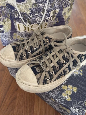 Dior skor - Skit snygga dior skor. Dom är använda men funkar perfekt. (Rengör dom självklart innan jag postar). Dom är lite sönder inuti skon vid hälen men annars inga defekter. Storlek 39 men passar även 38 då jag egentligen har storlek 38🫶🫶🫶 Säljer billigare vid direktköp!
