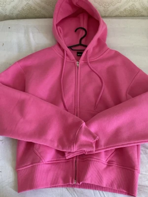 Dragkedje hoodie💕 - Jätte fin tröja! Den är jätte skön att ha på sig för den har bomulls matrial inuti, Köpte för 399kr på Gina tricot och säljer för 320 då jag bara använt den EN gång. Ge gärna prisförslag (kan sänka priset) Storlek XS men känns som xs/s💕💕