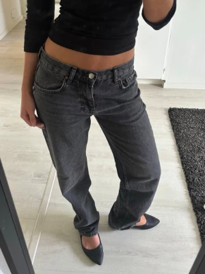 Gina jeans - Svart/grå jeans från Gina Tricot i stl36, helt oanvända! 🩷  Passar Xs-S! Nypris 699kr