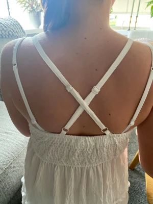 Vit sommarklänning med kryss i nacken - Vit sommar klänning med kryss i ryggen pris kan diskuteras