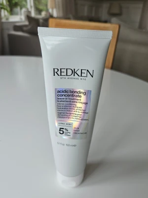 Redken acidic bonding leave-in - Leave-in treatment i serien redken acidic bonding. Mycket bra produkt för skadad och behandlat hår som behöver stärkas. Intensiv återfuktning, heat protection och styling aid. Mer än hälften kvar. Nypris 450 kr