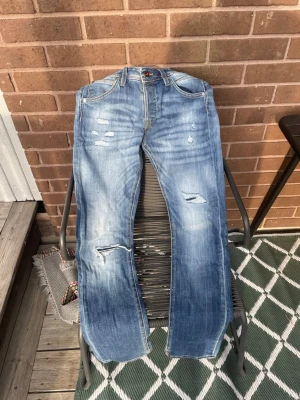 Jeans från Jack and Jones, med slitningar  - Säljer ett par jeans från Jack and Jones, helt oanvända, har inte ens tagit av lapparna på produkten,  original pris är : 799