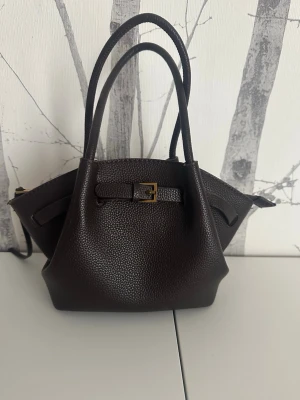 Brun väska  - Superfin brun väska från gina tricot! Nästan aldrig använd ungefär 2ggr typ och i väldigt bra skick 💞 perfekt till skolstarten tex och hösten!