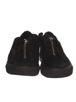 Axel Arigato skor  - Stilrena svarta sneakers från Axel Arigato i mocka med dragkedja framtill istället för klassiska snören. Skorna har en låg siluett och svart sula, vilket ger en clean och modern look. Perfekta för dig som gillar minimalistisk stil och vill ha något annorlunda.