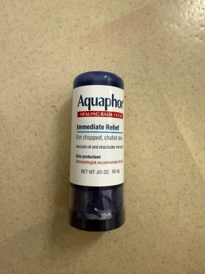 Aquaphor Healing Balm Stick - 🌸Aquaphor Healing Balm Stick är en smidig blå stift med 18,4g balm som ger omedelbar lindring för torr och irriterad hud. Berikad med avokadoolja och sheasmör, fri från parfym och kladd, perfekt för torra partier och spruckna hälar. Skick: helt ny köpt i USA