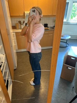 Levi’s Straight Fit Jeans - Säljer dessa vintage Levi’s jeans i modellen 627 Straight Fit. Mid Waist, Fint skick, köpta i en vintagebutik i Milano. Storlek står inte men uppskattar strl XS-S. Midjemått: 36cm. Passar mig som är 161cm perfekt i längden!🌸