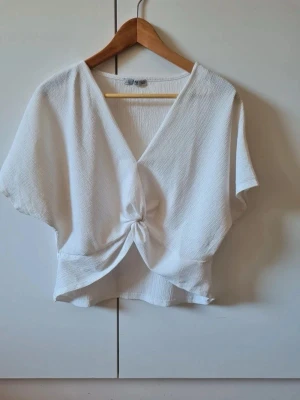 Vit omlottopp med knyt fram - Vit topp/ blus från Zara