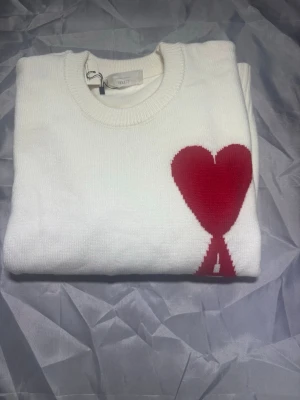 Ami Paris sweater - Snygg AMI Paris-sweater i helt nytt skick! ✨ Stilren och exklusiv modell som passar perfekt till både vardag och en mer dressad look. Sweatern är i helt nytt skick, utan några märken eller defekter.  📦 Snabb leverans ✨ Helt nytt skick 🔥 Stilren AMI Paris-design