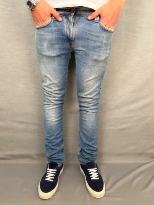 Nudie jeans - Super snygga Nudie jeans! Size w30 L32. Midja 41 cm längd 100cm. Modellen är 180cm 71kg. Fint skick, lkten fläck på knät som förmodligen går bort i tvätten. Hör av dig vid intresse 🤩
