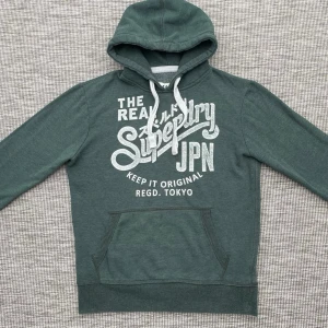 Vintage superdry hoodie - Säljer nu denna riktigt feta vintage superdry hoodie!🙌 Skick: 9/10🌟 Storlek: M🤝 Hör gärna av er vid frågor eller funderingar!🤗