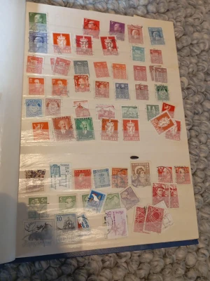 Samling med frimärken i album - Säljer en samling med frimärken. Det är en massa frimärken som jag har samlat på. Har även några till sidored frimärken. Men man kunde bara ha 7 bilder. Fråga om dom om man är intresserad. Man får komma med prisförslag. Mvh Rasmus🙌