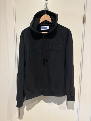 Jacob Cohën Hoodie - Snygg svart hoodie från Jacob Cohën i storlek M. Bra skick. Vid frågor eller funderingar är det bara att höra av sig:)