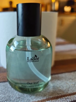 La'dor our leaf perfumed hair oil  hårolja  - Hårolja se bild för mängd.                                   La'dor perfumed hair oil. 
