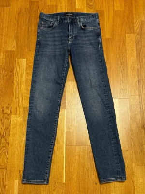 J.Lindberg Jeans - Säljer ett par slim jeans, modell Jay från J.Lindeberg, i storlek 30x22. Jeansen är i mycket bra skick utan skador eller fläckar. Klassisk och stilren look 
