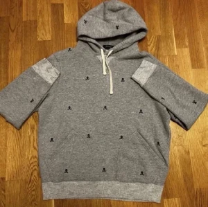 Ralph Lauren Hoodie - Unika Polo Ralph Lauren hoodie i grått med döskallebroderier. Har huva med dragsko och klassisk magficka. Storlek M.