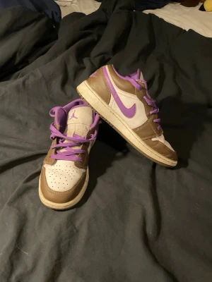 Nike air Jordan lows  - Väldigt snygga sneakers lite slitna annars väldigt fina 