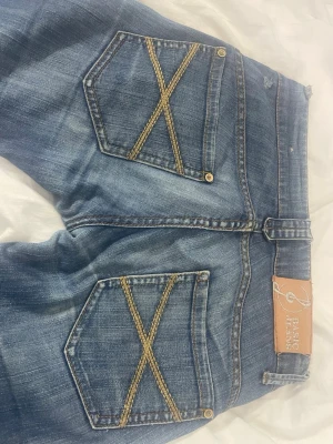 Jättefina jeans - Måste tyvärr sälja då de inte är min storlek, men de är jättefina med låg midja och bootcut, vet inte vart de är ifrån💕ända lilla defekten är att en av de där man sätter i skärpet har gått av men inget märkbart, fått med de i bilden på baksidan av jeansen. De är långa i benen💕